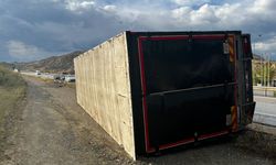 Tosya D100'de kamyon yan yattı: 2 yaralı