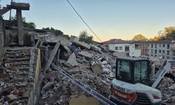 Zonguldak'ta çöken 3 katlı evin çevresindeki 7 bina tahliye edildi