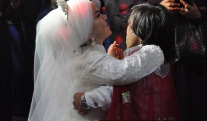 Sosyal medyada tanışıp aşık olan 108 santim boyundaki Emine ve Ahat, dünyaevine girdi