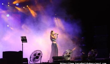 Derya Uluğ, Bartın'da konser verdi