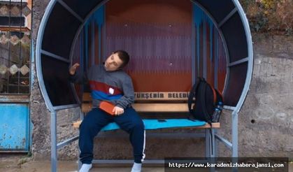 Kaldırımda oturarak servis bekleyen Eren'e özel durak
