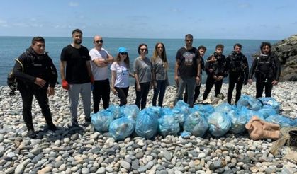 Üniversite öğrencileri, denizden 150 kilo çöp çıkardı