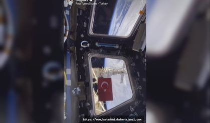 Rus Kozmonot Cumhuriyet'in 100. yılını uzay mekiğinin camına Türk bayrağı asarak kutladı