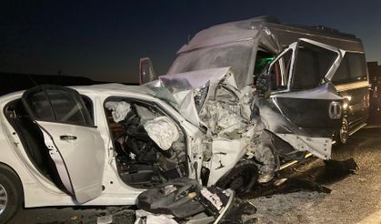 Ankara'da ters yönde ilerleyen otomobil minibüsle çarpışarak alev aldı: 1 ölü, 1 yaralı