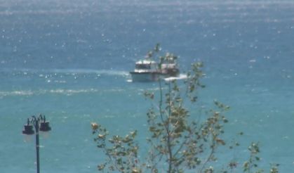 İstanbul - Silivri'de motor arızası sebebiyle sürüklenen tekneyi Sahil Güvenlik ekipleri kurtardı