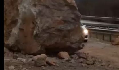 Amasya'da dağdan kopan dev kayalar yolu ulaşıma kapattı