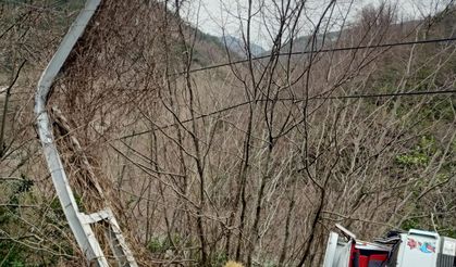 Kastamonu'da saman yüklü kamyon devrildi: 2 yaralı