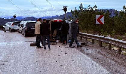 Otomobil ile hafif ticari araç çarpıştı; 2 yaralı