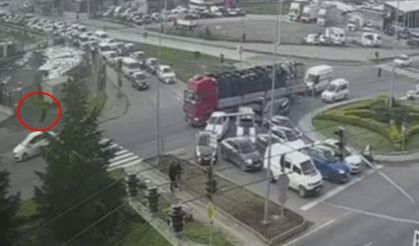 Otomobilin çarptığı bisikletli ağır yaralandı; kaza anı kamerada