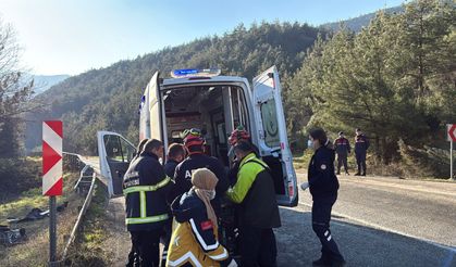 Kamyon ile otomobil çarpıştı: 2 ölü, 4 yaralı (2)