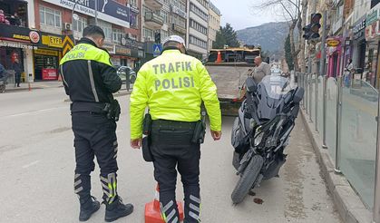 Motosikletin otomobile çarptığı kaza kamerada: 1 yaralı