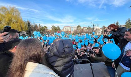 SMA Tip-2 hastası Rüzgar bebek için yüzlerce mavi balon gökyüzüne bırakıldı