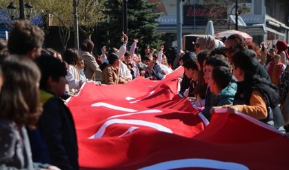 Öğrenci ve velileri ile öğretmenler 200 metrelik Türk bayrağıyla yürüdü