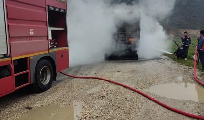 Seyir halindeki TIR'ın lastikleri yandı