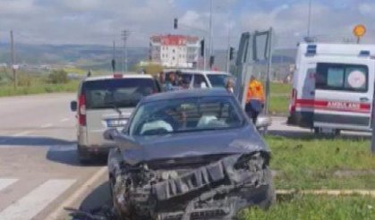 Hafif ticari araçla otomobilin çarpıştığı kaza kamerada