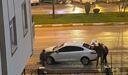 Mahalle sakinleri otomobili iterek alevlerden uzaklaştırmaya çalıştı