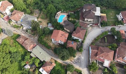 Antik kentin çevresindeki tarihi eserler arasında koştular