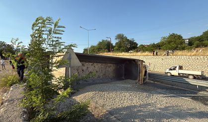 Devrilip yanan TIR'ın şoförü yaralandı