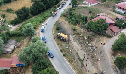Freni boşalıp devrilen kamyonun şoförü öldü; yakınları feryat etti / Ek fotoğraflar