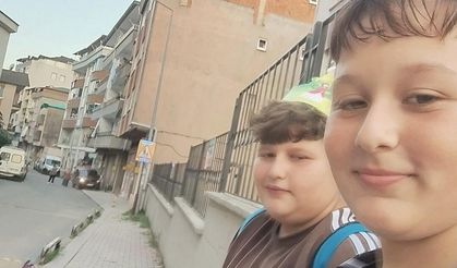 Gençler yolda buldukları parayı polise teslim etti