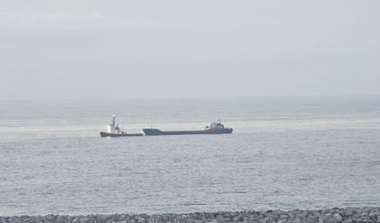 Karadeniz'de vurulan Palau bayraklı kuru yük gemisi Zonguldak'a çekildi