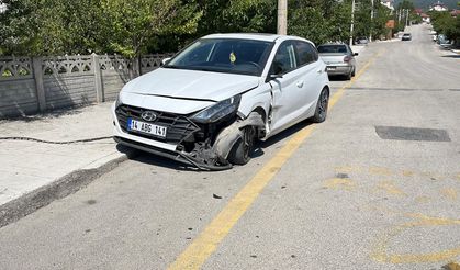 Otomobil caminin duvarına çarptı: 2 yaralı