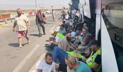 FİLİSTİN KONVOYU İBRAHİM HALİL SINIR KAPISI’NDA BEKLEYİŞİNİ SÜRDÜRÜYOR