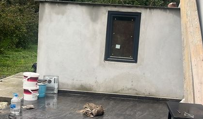Çatı tamiri için çıktığı merdivenden düşen 65 yaşındaki adam ağır yaralandı