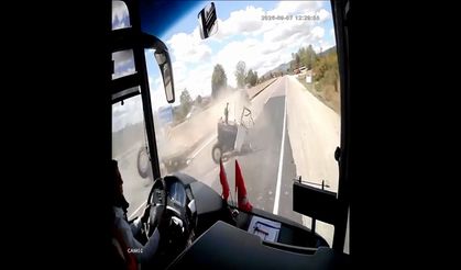 Otomobil ile çarpışan traktör ikiye bölündü