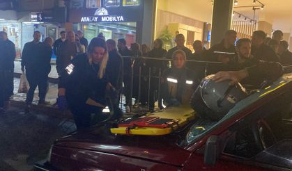 Motosiklet sürücüsü otomobilin ön camından içeri girdi