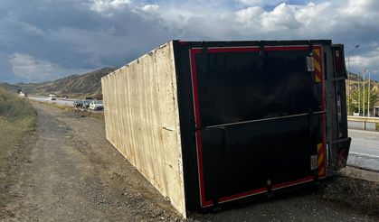Tosya D100'de kamyon yan yattı: 2 yaralı