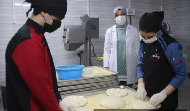 Meslek liseliler, okullarındaki fırında ihtiyaç sahiplerine ekmek pişiriyor