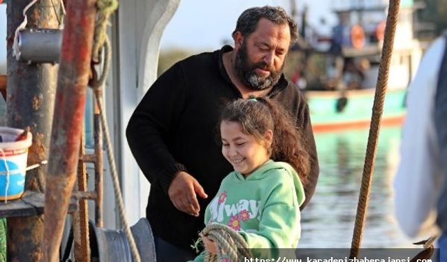 Çalınıp, batırılan teknelerini onaran baba-kız, denize geri döndü