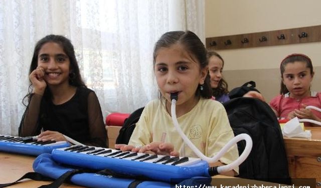 İlkokul öğretmenleri, fındık işçilerinin çocuklarına melodika ve kalimba çalmayı öğretti
