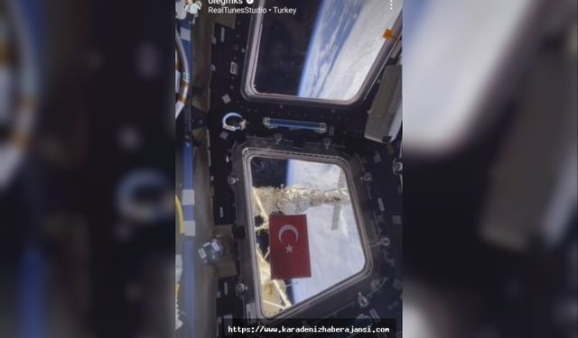 Rus Kozmonot Cumhuriyet'in 100. yılını uzay mekiğinin camına Türk bayrağı asarak kutladı