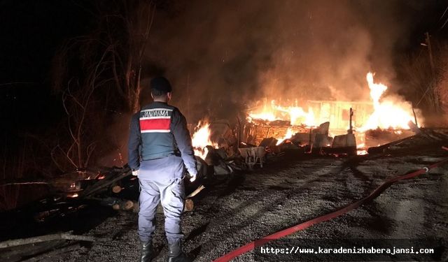 Yangına uykuda yakalanan aile, ekipler tarafından kurtarıldı