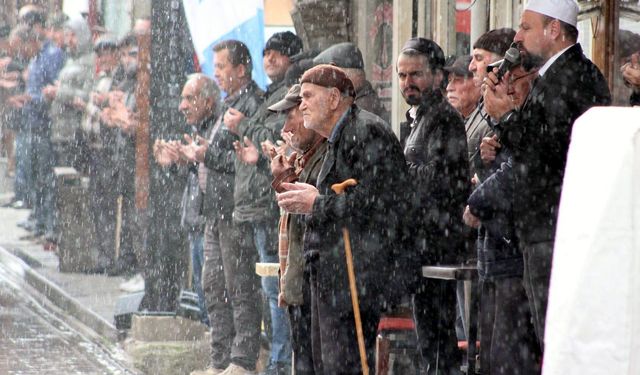 700 asırlık 'esnaf duası' geleneği, bu hafta yağmur altında yapıldı