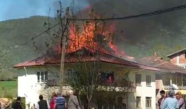 Bartın’da evin çatısında çıkan yangın söndürüldü