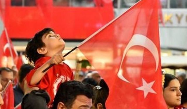 4 yaşındaki Toprak'ın 'Türk bayrağı' tutkusu