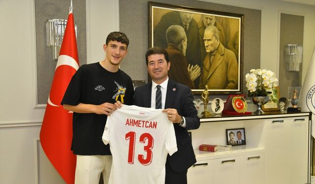 Ahmetcan Kaplan’dan Başkan Kaya’ya milli forma hediyeli ziyaret