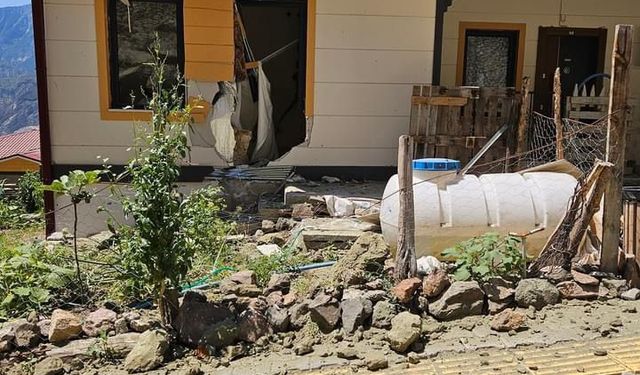 Yusufeli'de kaya düşen ev hasar gördü; o anlar kamerada