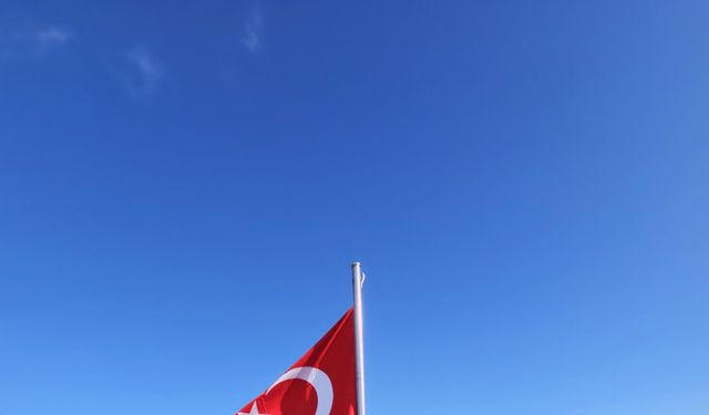 Zirvedeki yıpranmış Türk bayrağını değiştirdiler