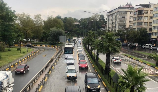 Trabzon'da sağanakta sahil yolu göle döndü