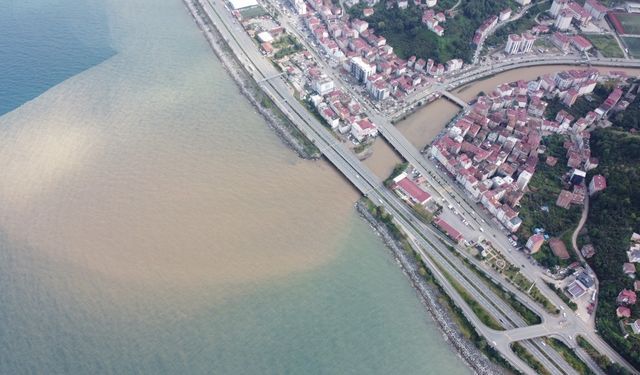 Trabzon’da sel sonrası Karadeniz renk değiştirdi