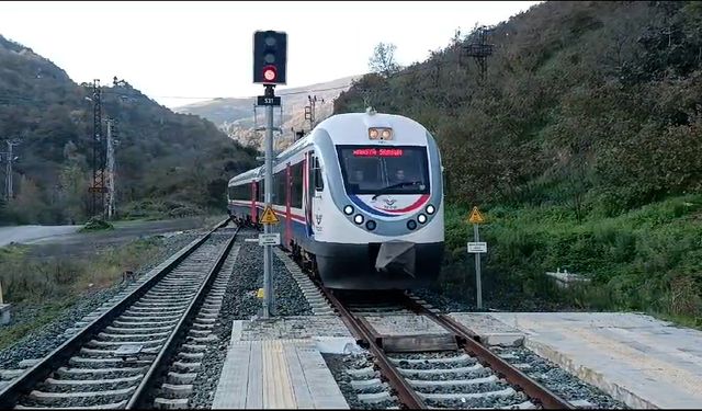 09.05’te tren durdu, yolcular saygı duruşunda bulundu