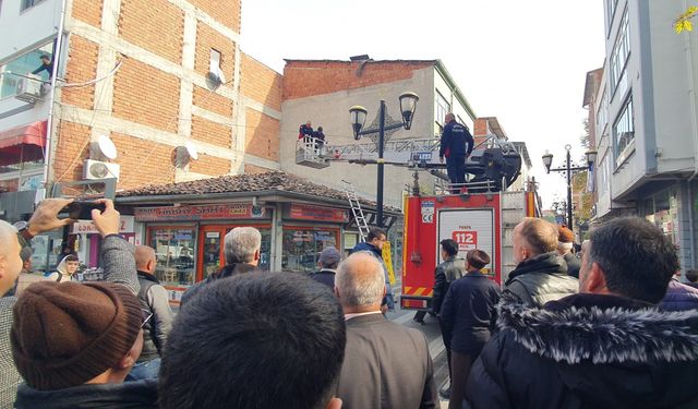 Çatıya konan akbabayı görüntülemek için yarıştılar