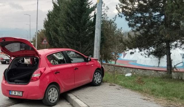 Otomobil istinat duvarı ve aydınlatma direğine çarptı: 3 yaralı