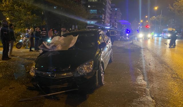 Otomobil, otobüs durağına daldı; 3 üniversite öğrencisi yaralandı