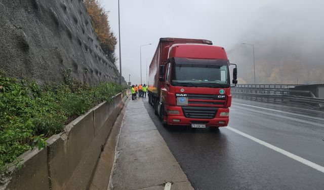 Otomobil, TIR'a arkadan çarptı: 1 ölü, 4 yaralı