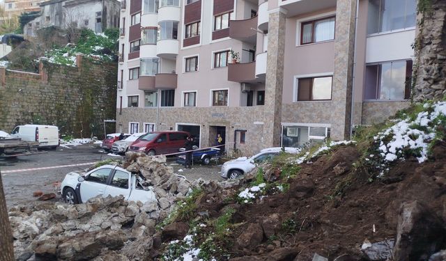 İstinat duvarı araçların üzerine yıkıldı; o anlar kamerada